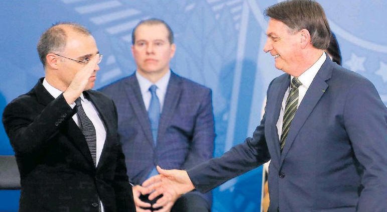 André Mendonça, novo ministro da Justiça, presta continência ao presidente Bolsonaro