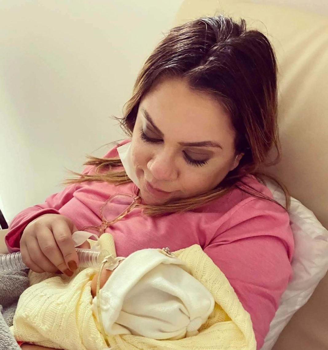 Filha da cantora Sarah Farias faleceu no hospital após duas semanas lutando pela vida.