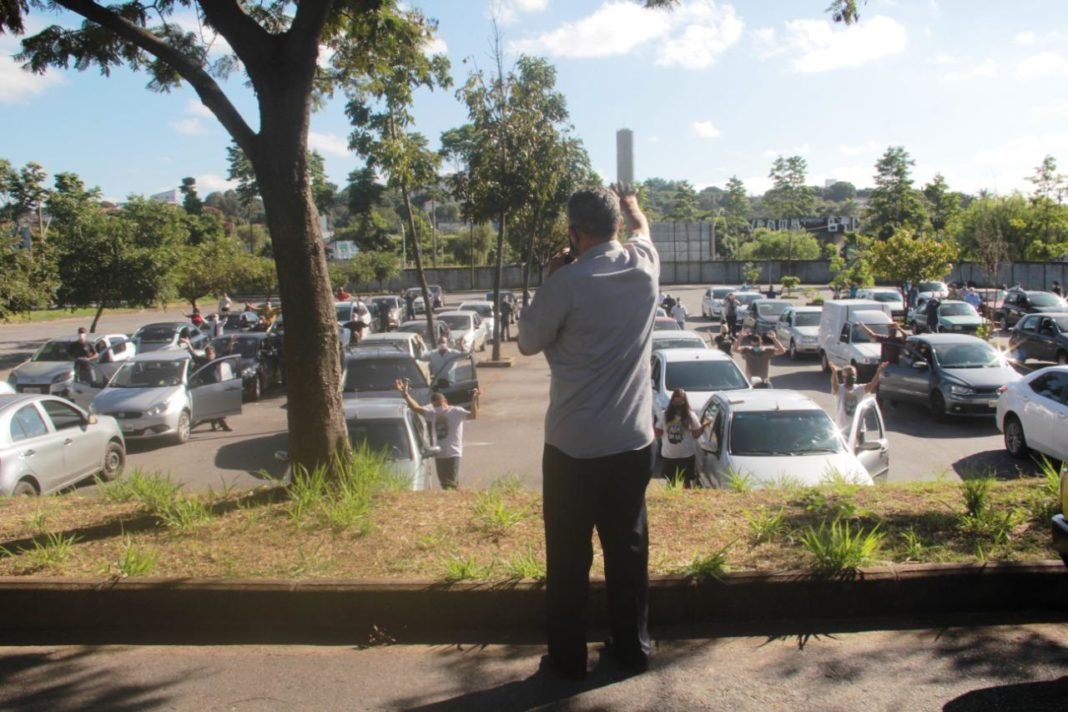 Cerca de 150 fiéis se puseram em oração contra a Covid-19 na manhã deste domingo (26), em Betim. (Foto: Roberto Maradona)