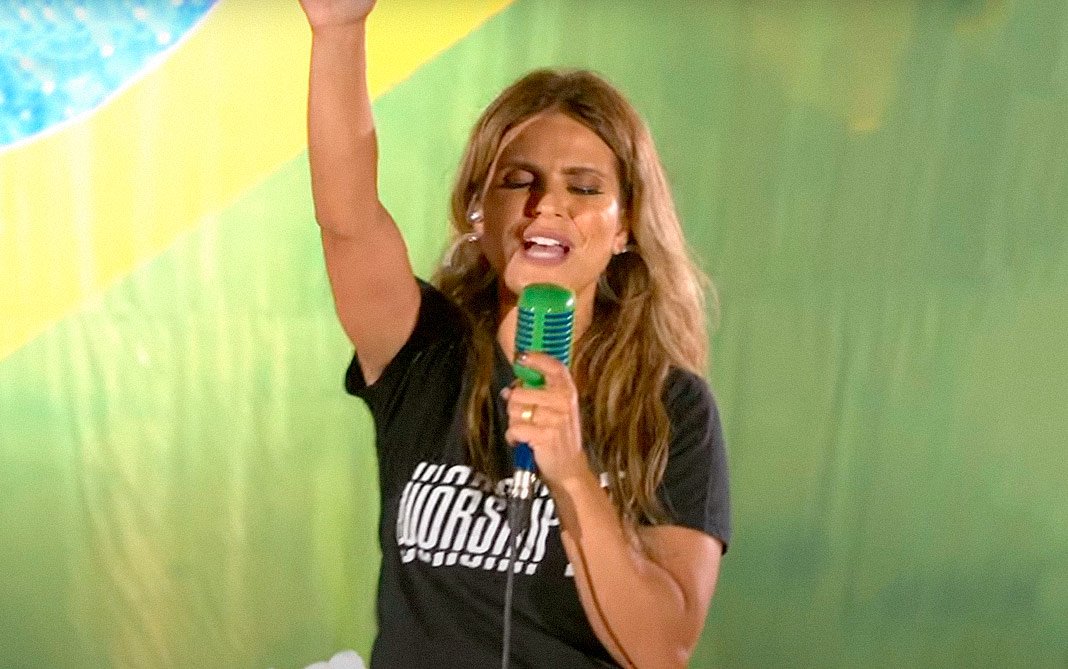 Em live no YouTube, a cantora Aline Barros arrecadou cerca de 50 toneladas de alimentos. (Foto: Reprodução/YouTube)