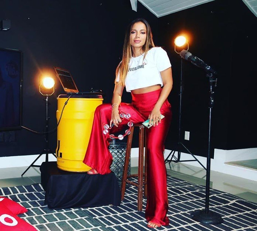Anitta faz live com músicas religiosas