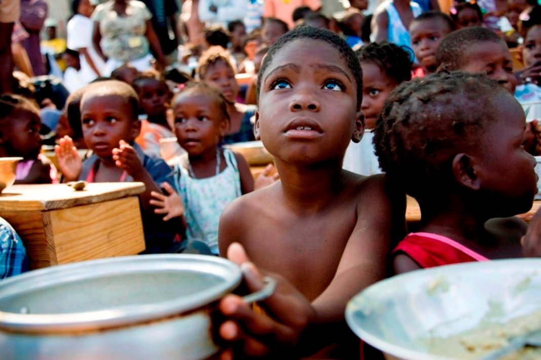Crianças em busca de comida.