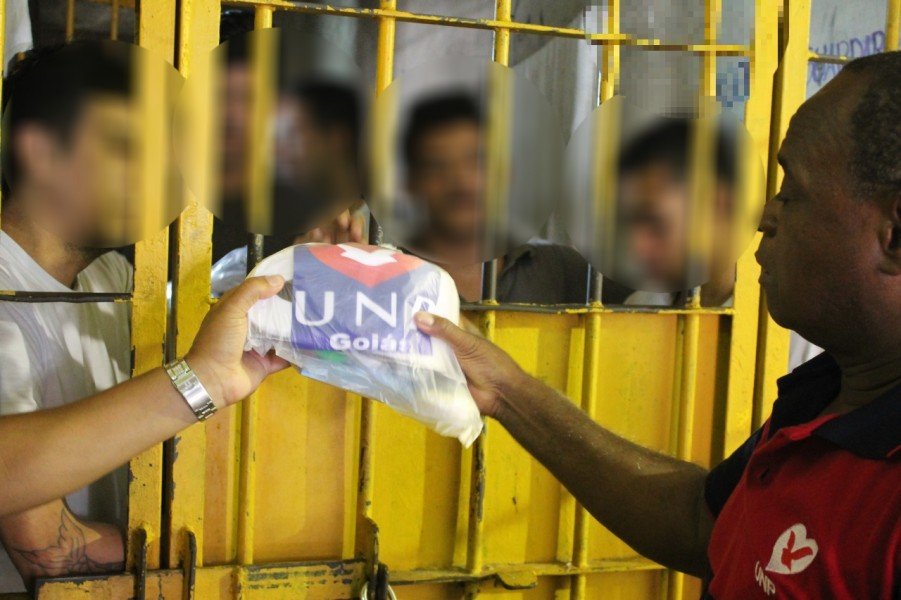 Igreja Universal faz doações para presidiários