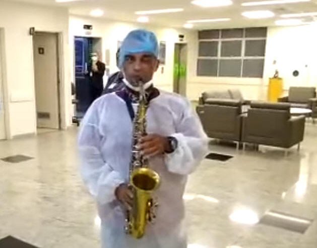 Pastor Kleber Ferraz tocou saxofone em hospital da Zona Norte de São Paulo.
