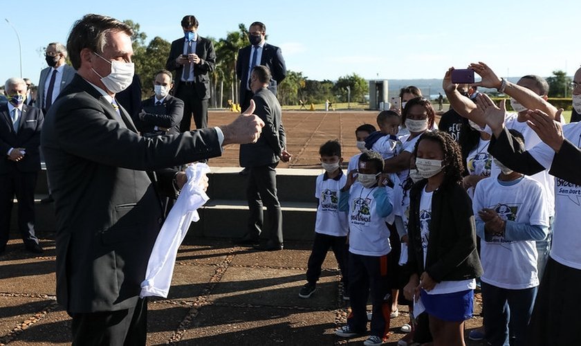 Jair Bolsonaro recebe crianças em Brasília em meio a pandemia do coronavírus