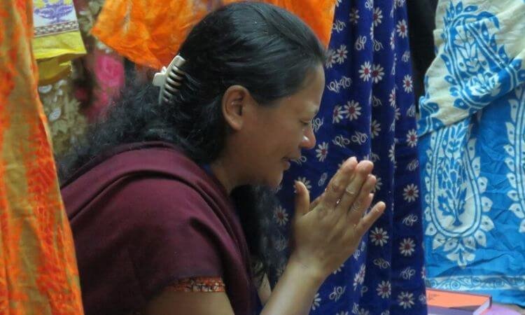 Mulher cristã orando (foto ilustrativa)