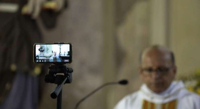Missa de lava pés na Igreja Alto da Sé, em Olinda, sendo transmitida via internet no dia 9 de abril - FOTO: BRENDA ALCÂNTARA/JC IMAGEM