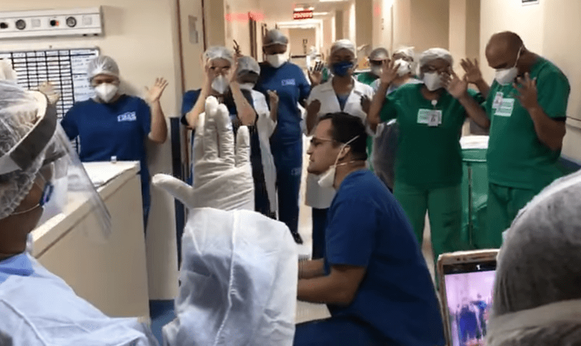 Médico faz oração durante plantão no hospital, em Belém. (Foto: Reprodução)