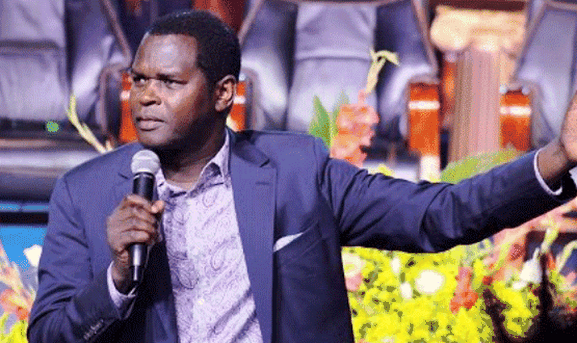 Pastor Robert Kayanja durante ministração. (Foto: Reprodução/Medium)