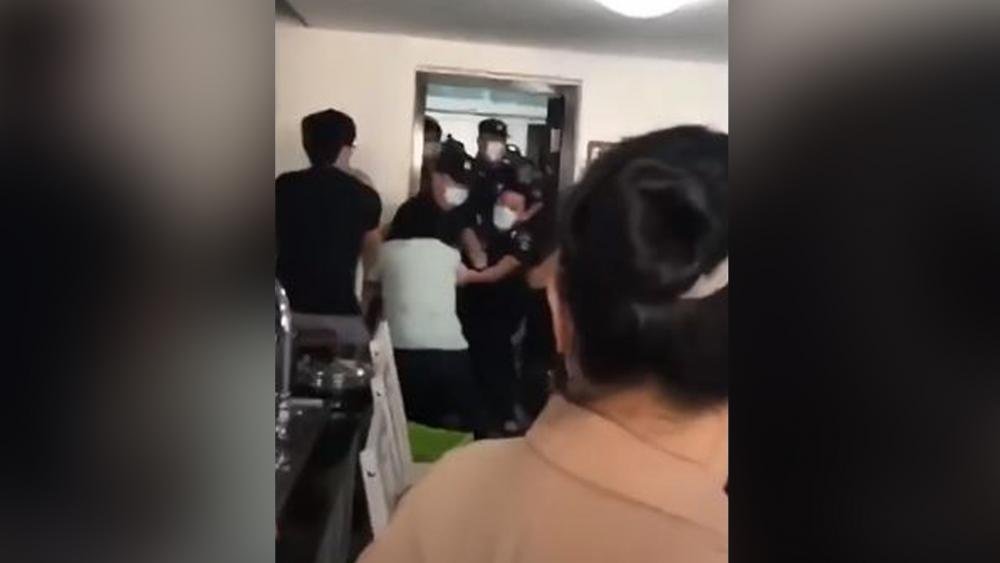 Fiel é arrastado por oficiais do governo da China