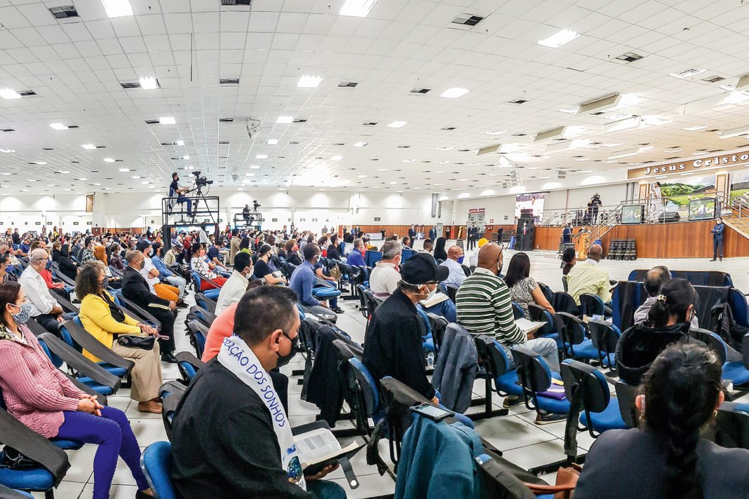 Igreja Mundial do Poder de Deus no último dia 3 de maio: cerca de 3 000 fiéis no culto em meio a pandemia do coronavírus