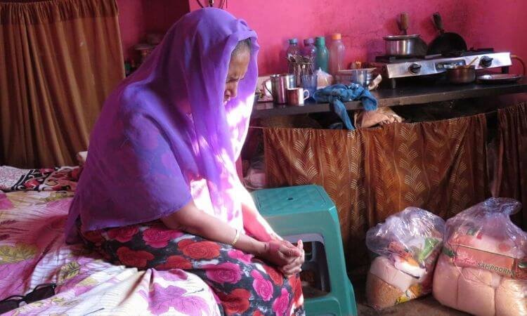 Na Índia, cristã recebe alimento e agradece a Deus