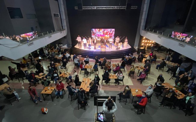 Igreja foi transformada em bar na Argentina em protesto contra a proibição de cultos por causa da pandemia do covid-19 (Foto: Twitter)