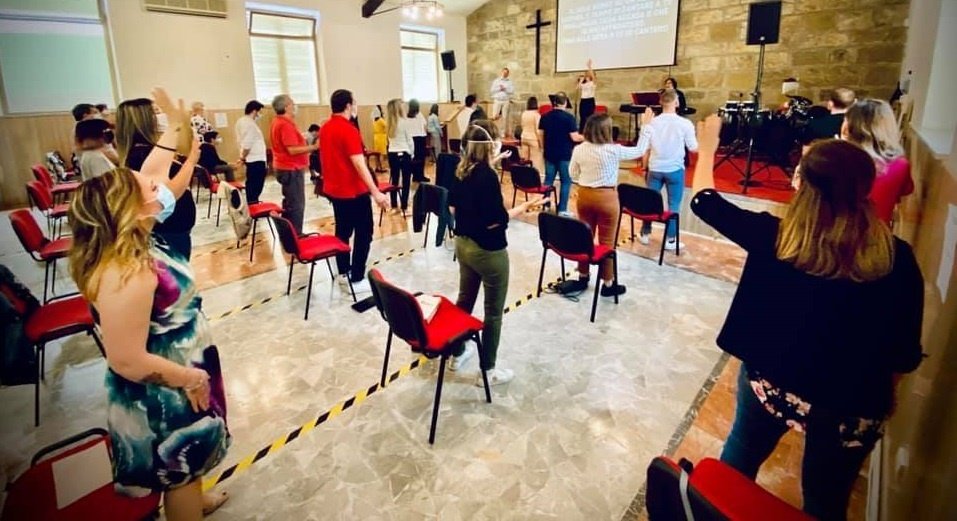 Um culto em uma igreja evangélica na Itália, após liberação das autoridades em meio à pandemia da covid-19 (Foto: Facebook Chiesa Apostolica di Grosseto)