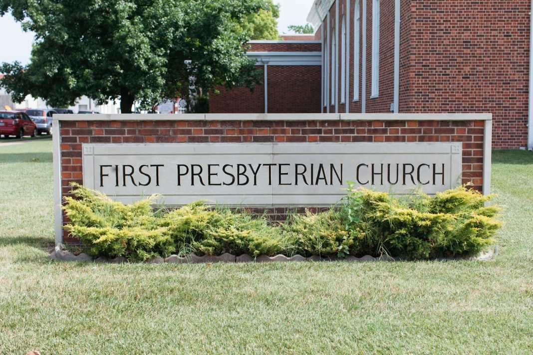 Placa em frente a Primeira Igreja Presbiteriana na cidade de Joplin, no estado de Missouri, nos EUA