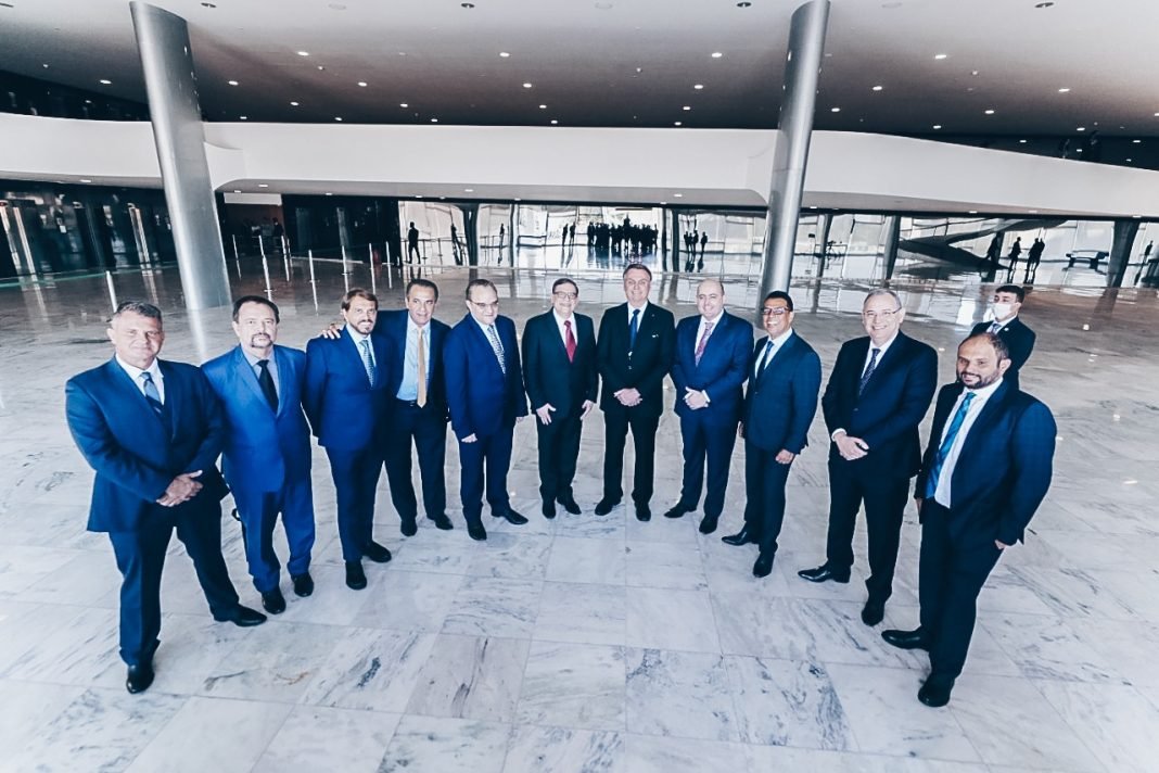 Bolsonaro recebe pastores para oração