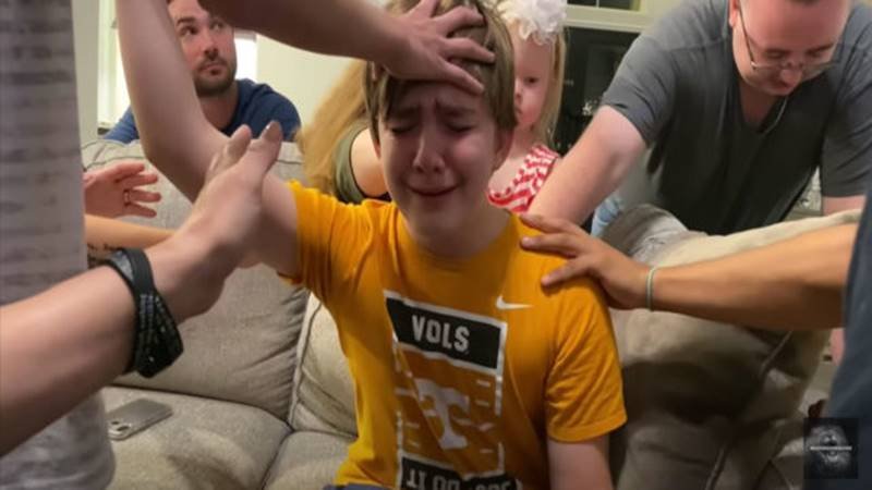 Landon ora e batiza o melhor amigo em culto doméstico. (Foto: Reprodução / GOD TV)