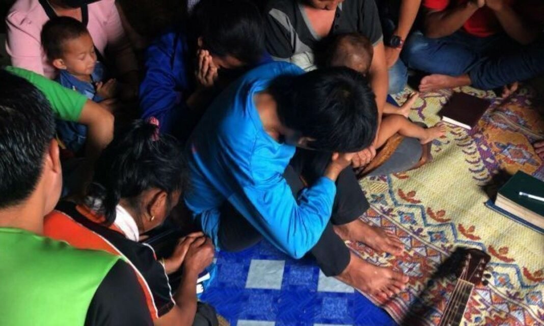 Cristãos reunidos no Laos