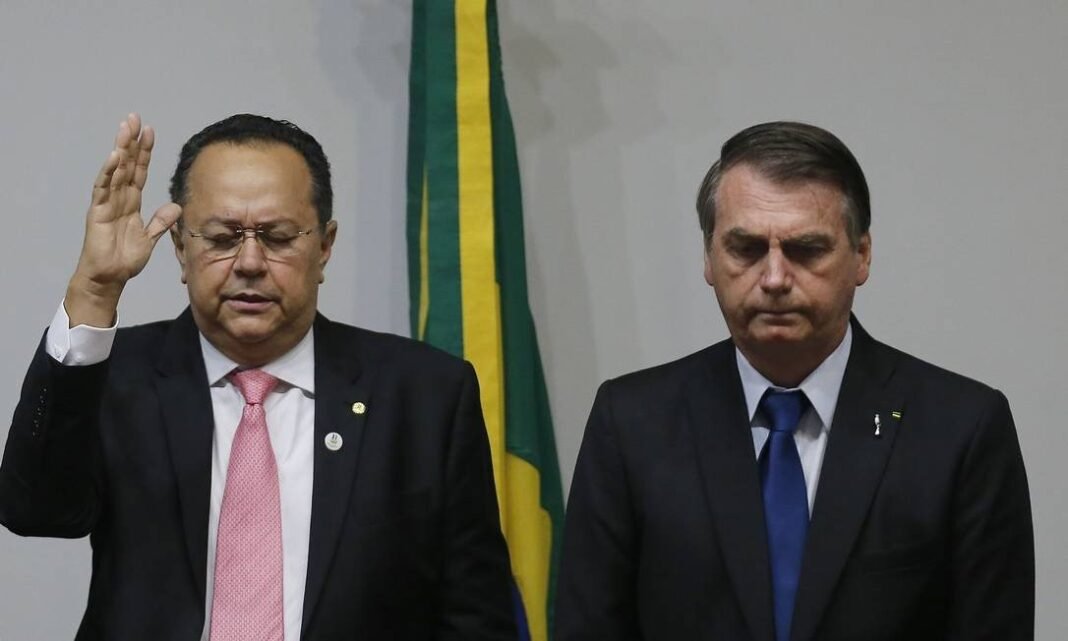 O presidente Jair Bolsonaro e o líder da bancada evangélica na Câmara, Silas Câmara. (Foto: Jorge William / Agência O Globo)