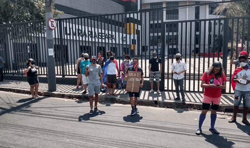 Cerca de 30 pessoas participaram do protesto na porta da Igreja da Lagoinha. (Foto: Divulgação/O Tempo)