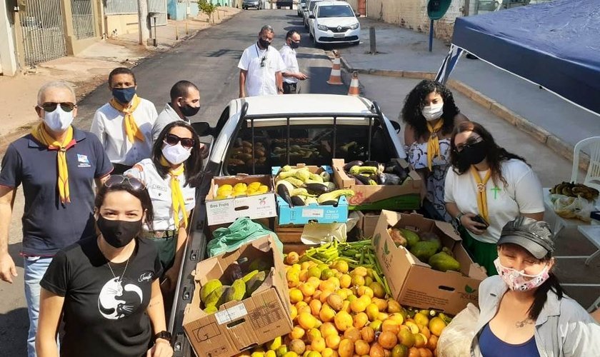 Voluntários arrecadaram e doaram mais de 400 quilos de frutas e verduras. [Foto: Divulgação]