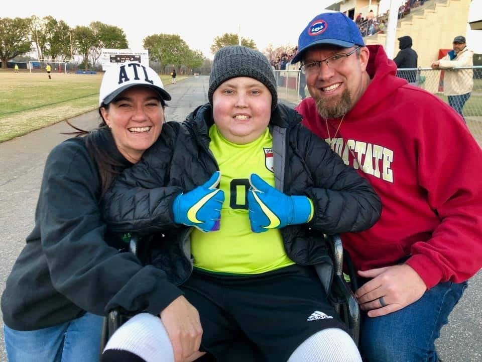 Malachi Russell (centro) junto com seus pais, Kim e Roger Russell. (Foto: Arquivo pessoal)