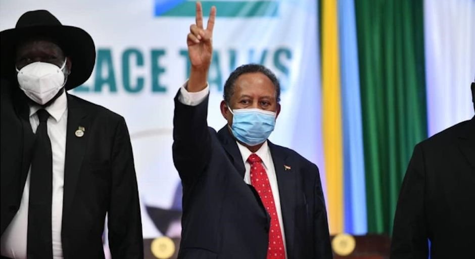 O primeiro ministro do Sudão, Abdullah Hamdok e o presidente do Sudão do Sul, Salva Kiir, (à esquerda), após a assinatura do acordo que põe fim ao status oficial da religião islâmica./ Twitter Memri Spanish.