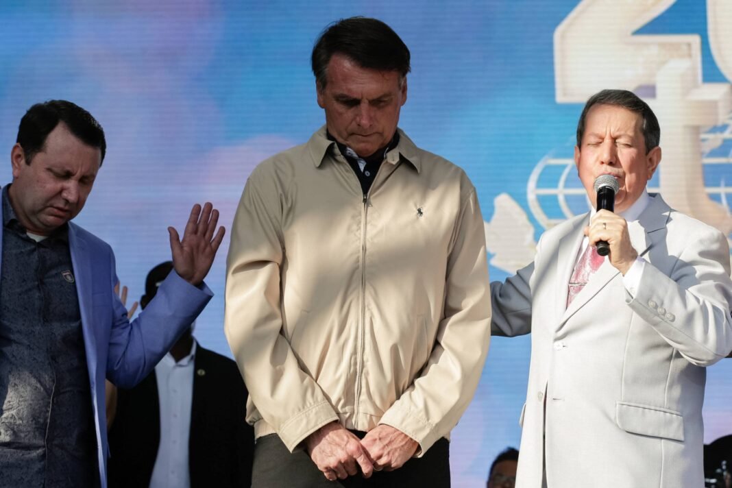 Presidente Jair Bolsonaro entre o missionário R. R. Soares e seu filho, o deputado federal David Soares, em cerimônia de celebração de 40 anos da Igreja Internacional da Graça de Deus (Foto: Carolina Antunes/PR)