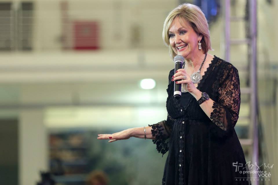 Devi Titus é escritora e preletora internacional