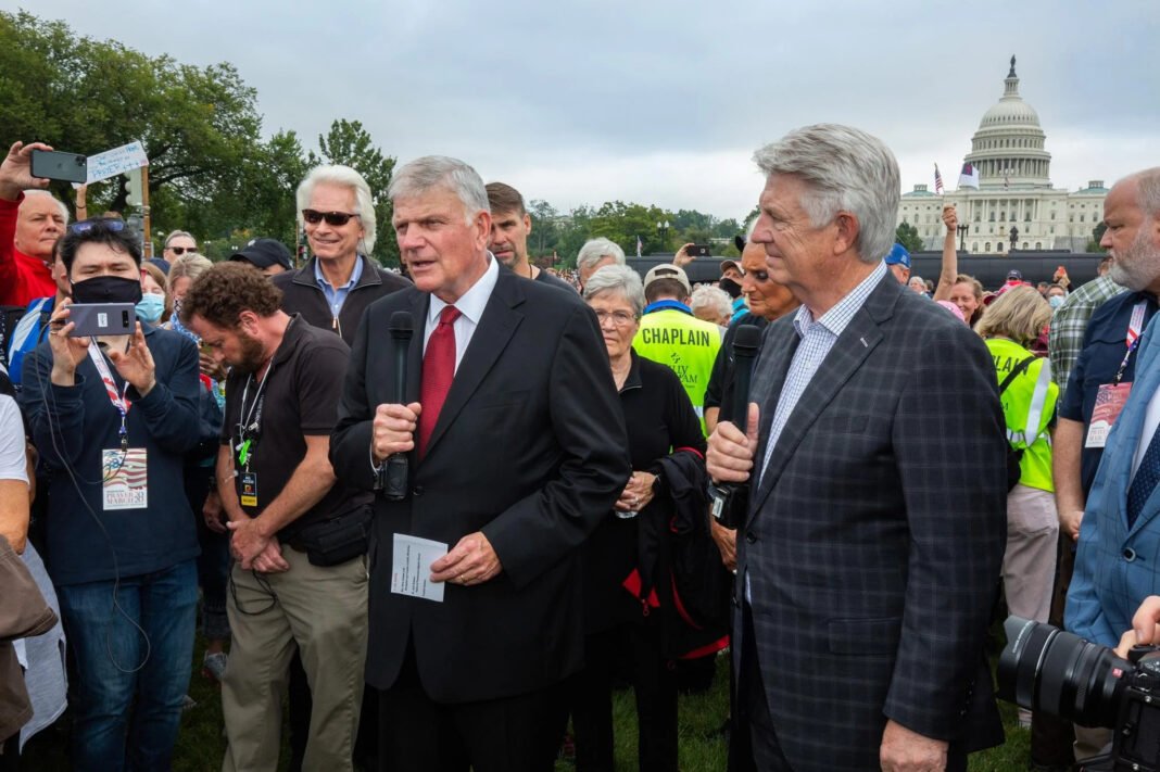 O evangelista Franklin Graham (com microfone) liderou a Marcha de Oração 2020, contando com a participação de dezenas de milhares de pessoas, clamando pela nação. (Foto: Facebook/Franklin Graham)