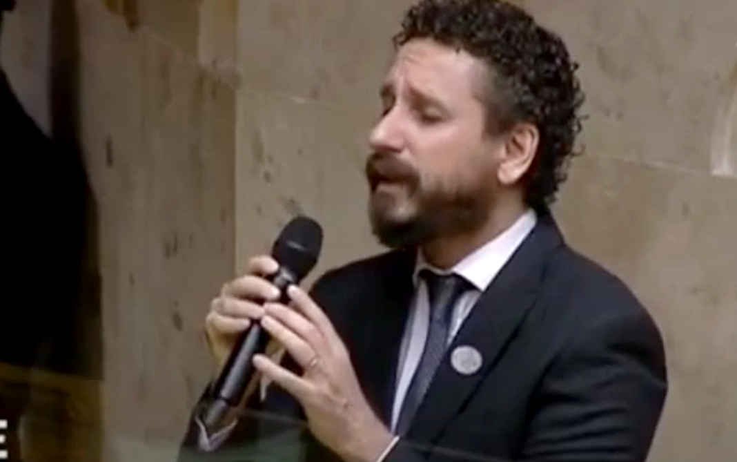 Leonardo Gonçalves cantando na posse do ministro Luiz Fux como novo presidente do STF