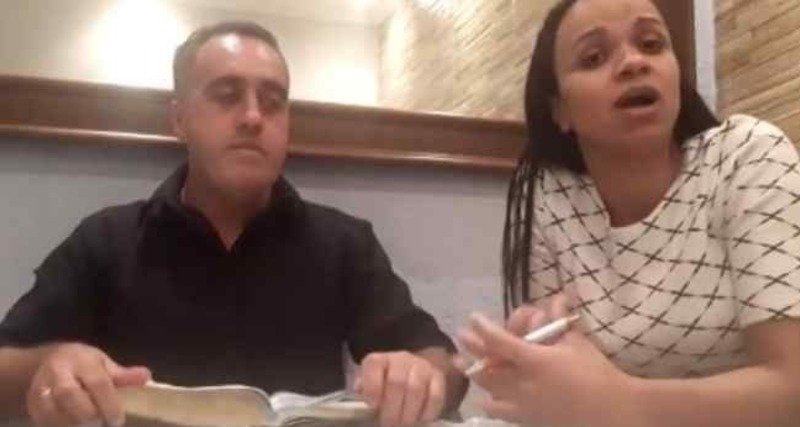 O pastor Edson Araújo, da igreja Deus é Amor, em São Paulo, foi flagrado agredindo sua esposa durante uma transmissão ao vivo