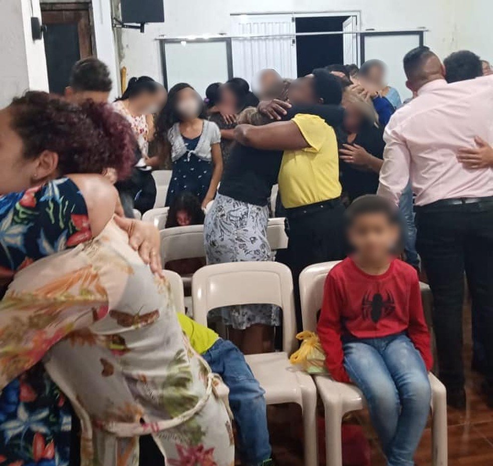 Fiéis se abraçam em igreja durante culto em meio à pandemia - Foto: Reprodução/Facebook