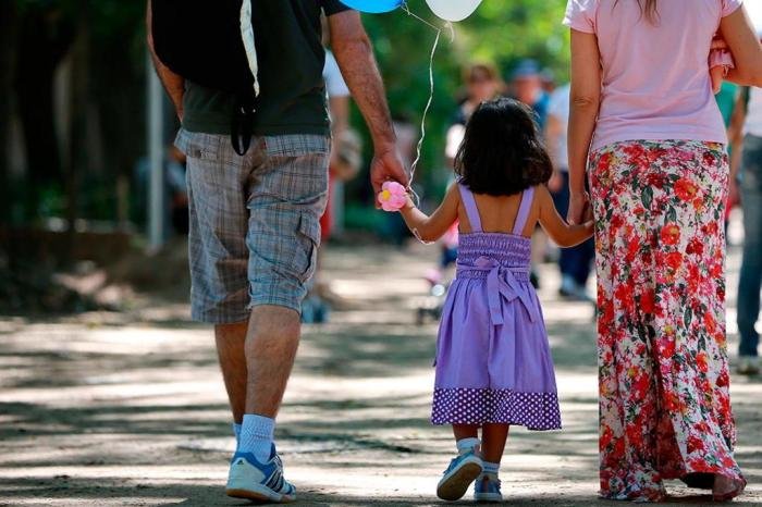 Casal com uma criança