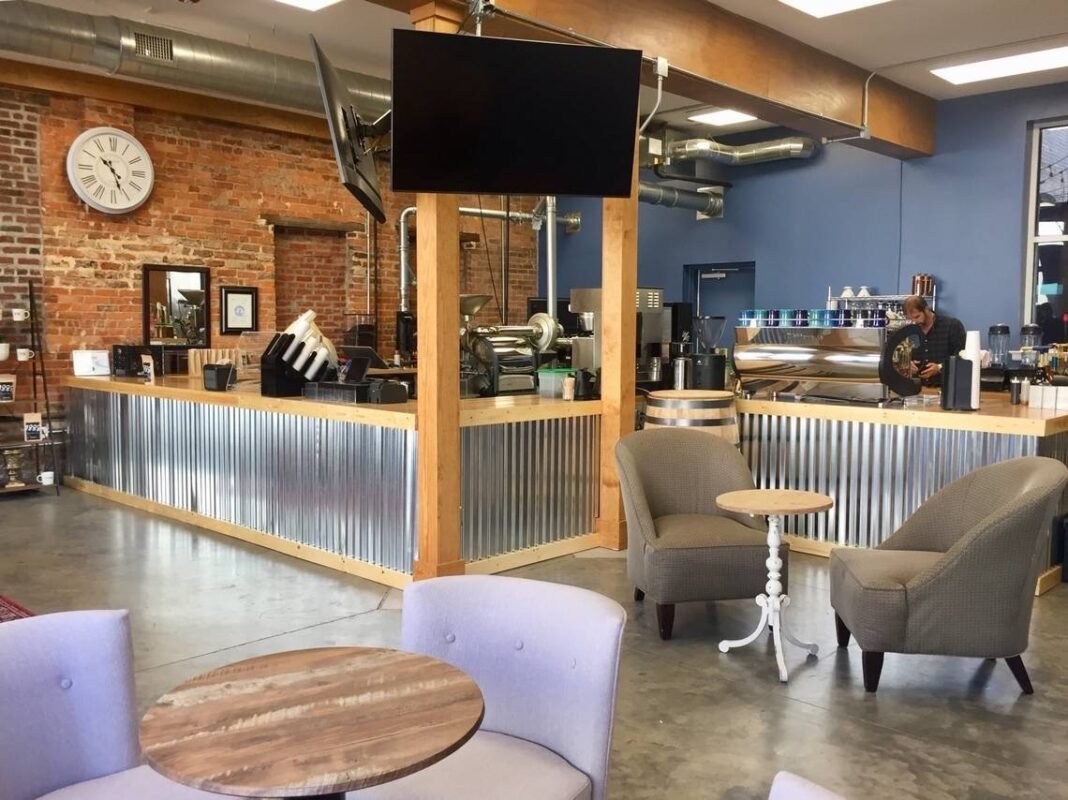 Ambiente da cafeteria Oliver Gospel Roastery em Columbia, nos EUA. (Foto: Sarah Ellis/The State)
