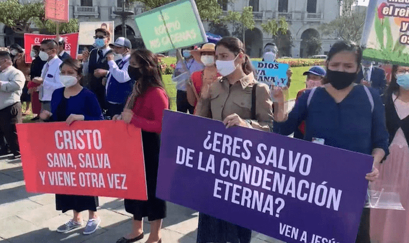 Evangélicos reunidos na Praça San Martin para orar pelo Peru e pedir abertura de igrejas. (Foto: Manuel Rojas)