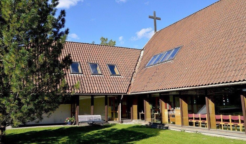 A Igreja Batista Bærum nos arredores de Oslo, Noruega, corre o risco de ser excluída após a eleição de uma mulher lésbica casada para o conselho da igreja local. As divergências ameaçam dividir a União Batista Norueguesa. / Stein Gudvangen, KPK .