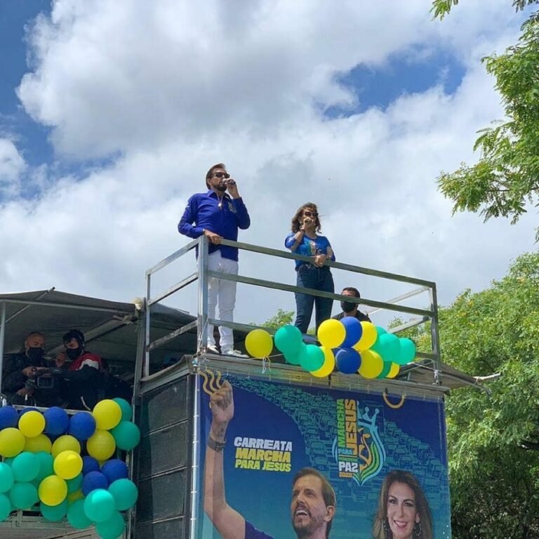 Estevam e Sonia Hernandes, líderes da Igreja Renascer em Cristo, comandaram a carreata da Marcha para Jesus 2020