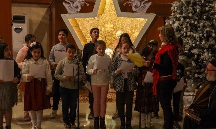 Grupo de 17 crianças deslocadas internamente comemoram o Natal em Erbil, no Iraque