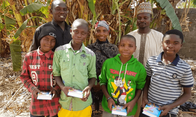 Os jovens que haviam sido sequestrados na Nigéria, receberam auxílio financeiro para as necessidades básicas e Bíblias