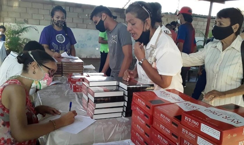 LifeWay Christian Resources doou quase 30.0000 cópias da Bíblia em espanhol “Reina Valera” (RVR).