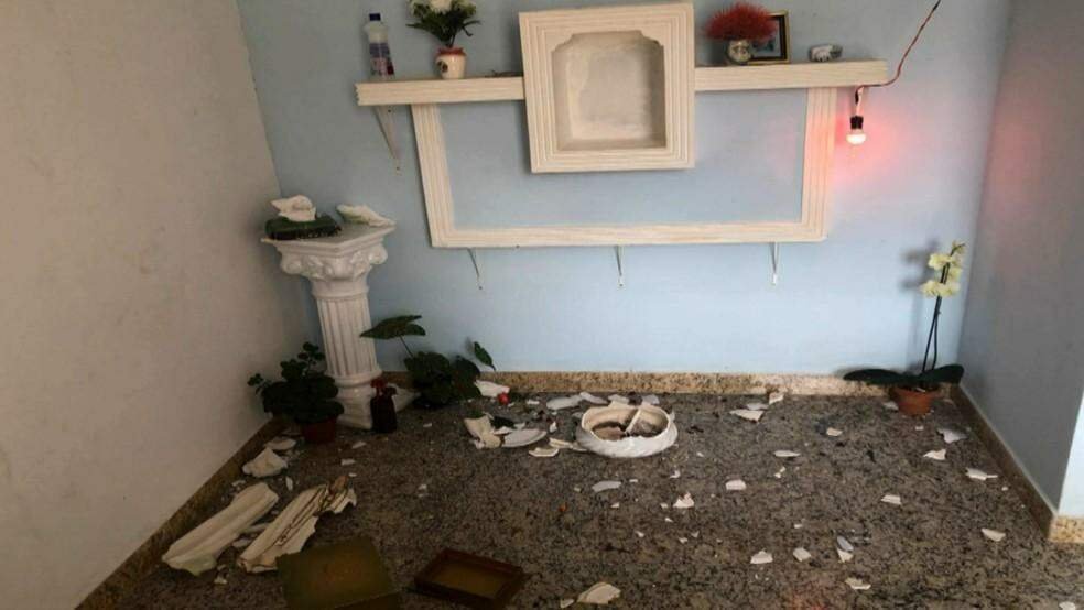 Imagens católicas quebradas em igreja de Minas Gerais