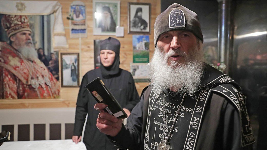 Padre Sergiy, do mosteiro Sredneuralsk, na Rússia, foi preso por negar a Covid-19