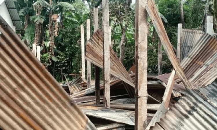 Casas de cristãos em uma vila destruídas, em Bangladesh
