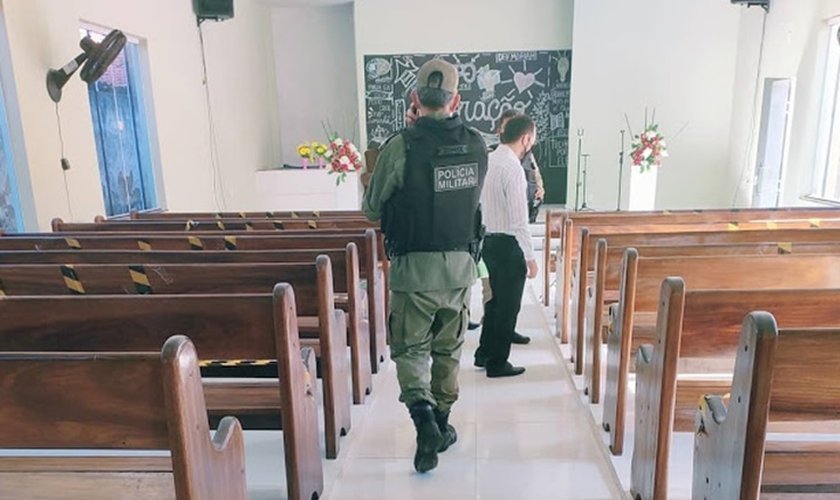 Polícia investiga interior do templo de uma igreja Adventista, no Piauí, após o local ter sido invadido por bandidos e ter seu sistema de som roubado. (Foto: Jornal da Parnaíba)