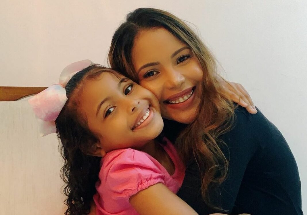 A cantora Amanda Wanessa e sua filha Mel