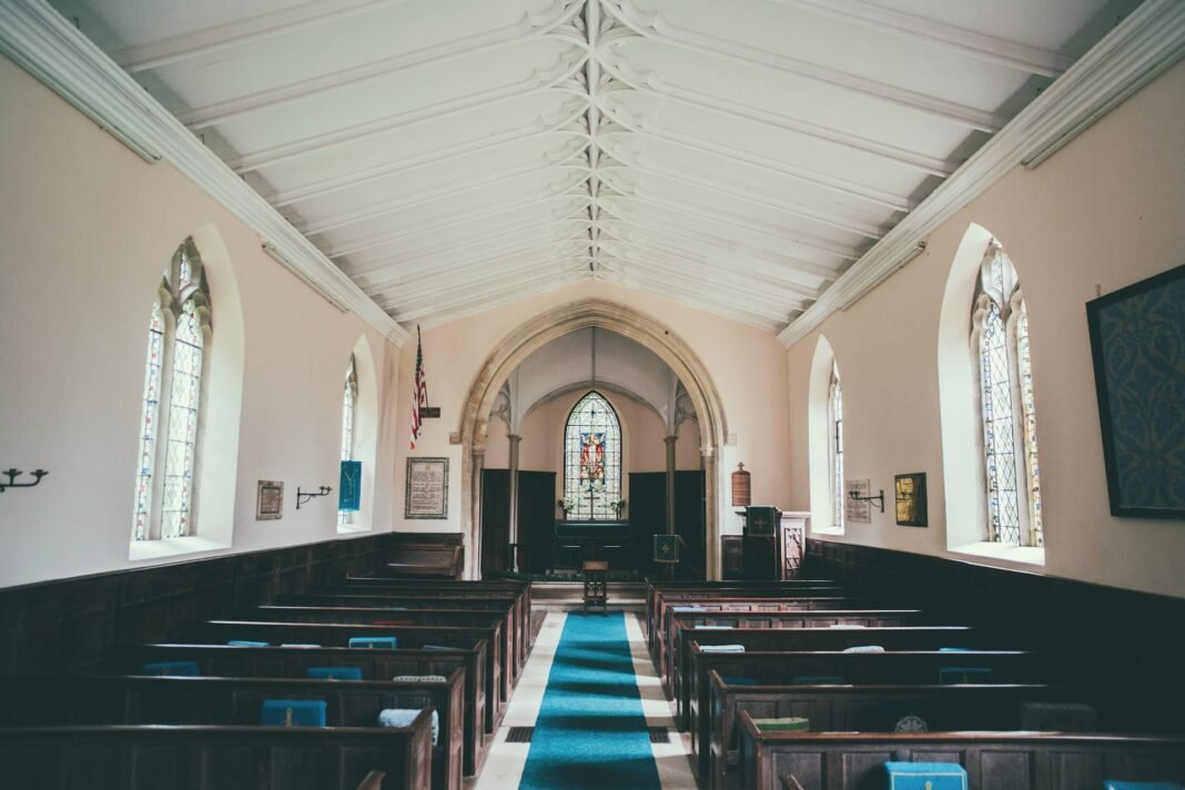 Igreja fechada e vazia no Reino Unido (Foto: Joseph Person-Unsplash