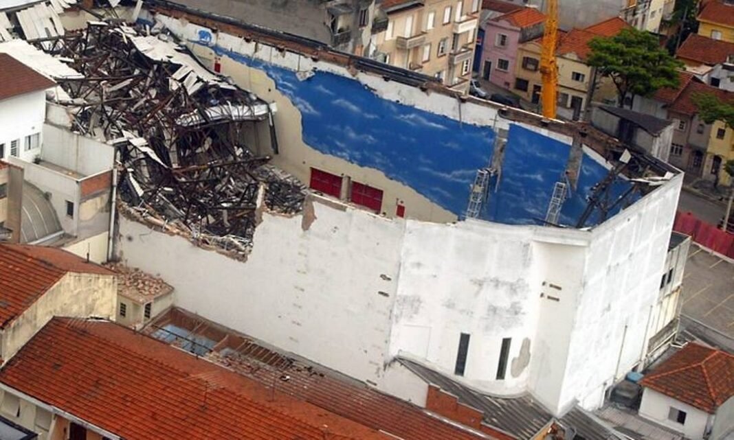 Teto da Igreja Renascer em Cristo que desabou em janeiro de 2009
