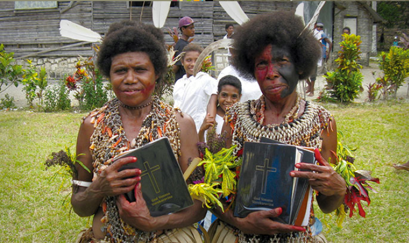 Bíblia é traduzida para diversas línguas (Foto: Facebook/Wycliffe Associates)