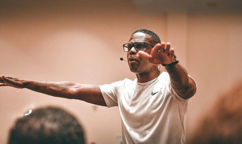 O pastor Yannik McKie criou o Purpose Center para jovens em vulnerabilidade terem uma segunda chance na vida. (Foto: Living In Purpose).